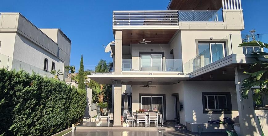 Villa in Limassol / Agios Tychonas
